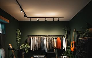 Can hanging clothes on my walls soundproof my home studio?