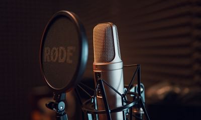 Can I record high-quality audio without an external microphone?
